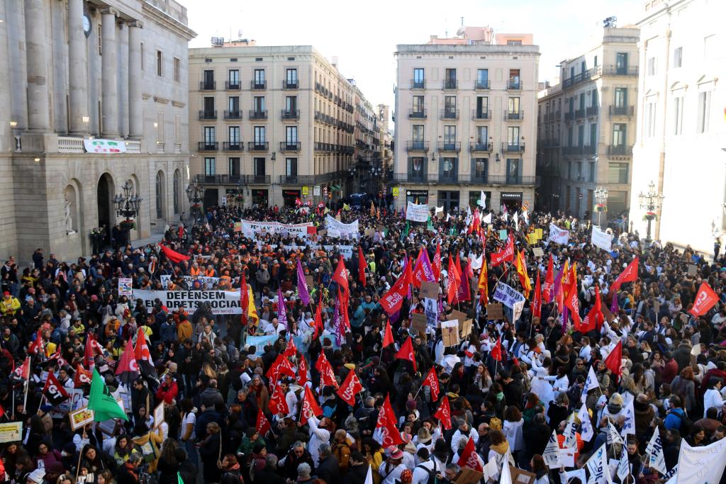 Milers de sanitaris i docents es manifesten pel centre de Barcelona per reclamar millores en els serveis públics. ACN