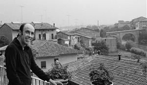 Miquel Martí i Pol al balcó de la casa groga de Roda de Ter. ACN / Jordi Puig