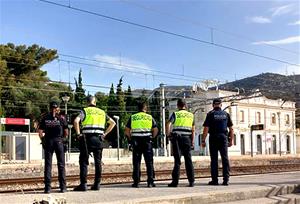 Mossos d'Esquadra i els interventors de Renfe a l'estació de Garraf . Eix