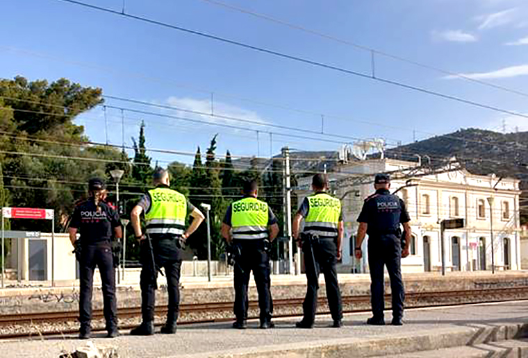 Mossos d'Esquadra i els interventors de Renfe a l'estació de Garraf . Eix