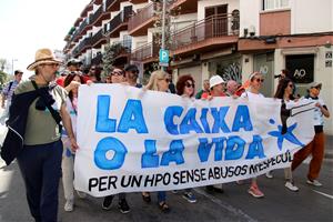 Multitudinària manifestació a Sitges contra la pujada de preu als pisos de protecció social i per denunciar que la llei d'habitatge és una farsa. ACN