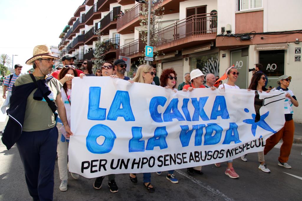 Multitudinària manifestació a Sitges contra la pujada de preu als pisos de protecció social i per denunciar que la llei d'habitatge és una farsa. ACN