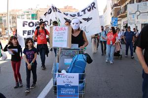 Multitudinària manifestació a Sitges contra la pujada de preu als pisos de protecció social i per denunciar que la llei d'habitatge és una farsa