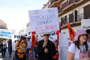 Multitudinària manifestació a Sitges contra la pujada de preu als pisos de protecció social i per denunciar que la llei d'habitatge és una farsa