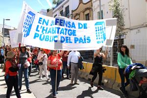 Multitudinària manifestació a Sitges contra la pujada de preu als pisos de protecció social i per denunciar que la llei d'habitatge és una farsa