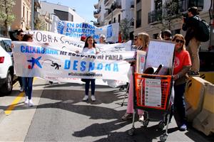 Multitudinària manifestació a Sitges contra la pujada de preu als pisos de protecció social i per denunciar que la llei d'habitatge és una farsa