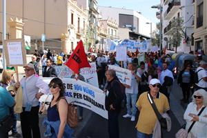 Multitudinària manifestació a Sitges contra la pujada de preu als pisos de protecció social i per denunciar que la llei d'habitatge és una farsa