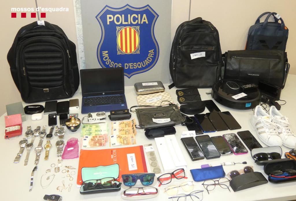 Objectes trobats per Mossos d'Esquadra durant l'escorcoll al domicili del presumpte autor de tres robatoris a interior de cases al Baix Penedès. ACN