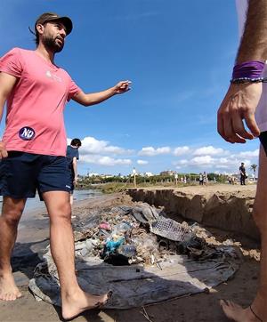 Obren un expedient sancionador als organitzadors d’una recollida de residus a la platja durant la Copa Amèrica. Custòdia Platges Garraf