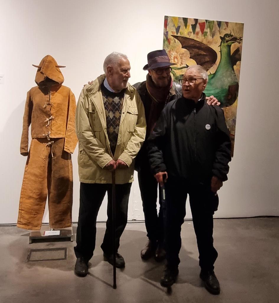 Òscar Estruga, Pep Duran Esteva i Joaquim Budesca, a la inauguració de l'exposició 'Obres d'art sota el foc', a La Sala. Josep Maria Ràfols
