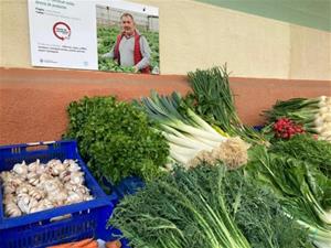 Pagesos i sínies de Vilanova fan visibles els seus productes amb cartells certificats del consum de proximitat. Ajuntament de Vilanova