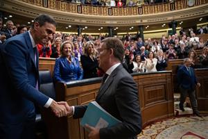 Pedro Sánchez i Alberto Núñez Feijóo encaixant mans després que el socialista hagi estat investit nou president. Dani Puch / POOL.ACN