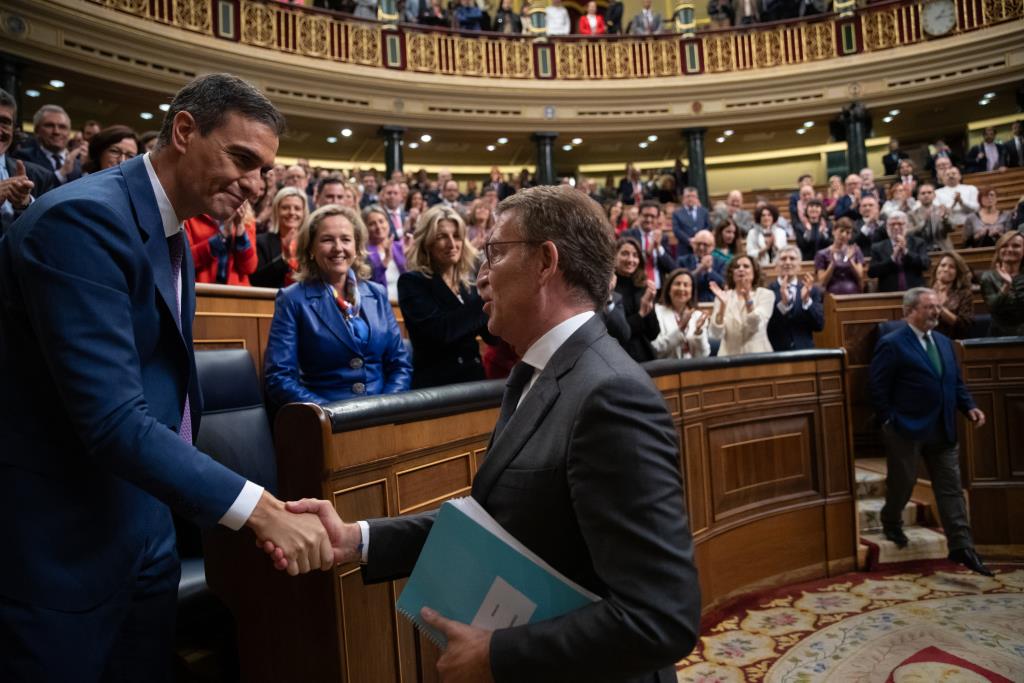 Pedro Sánchez i Alberto Núñez Feijóo encaixant mans després que el socialista hagi estat investit nou president. Dani Puch / POOL.ACN