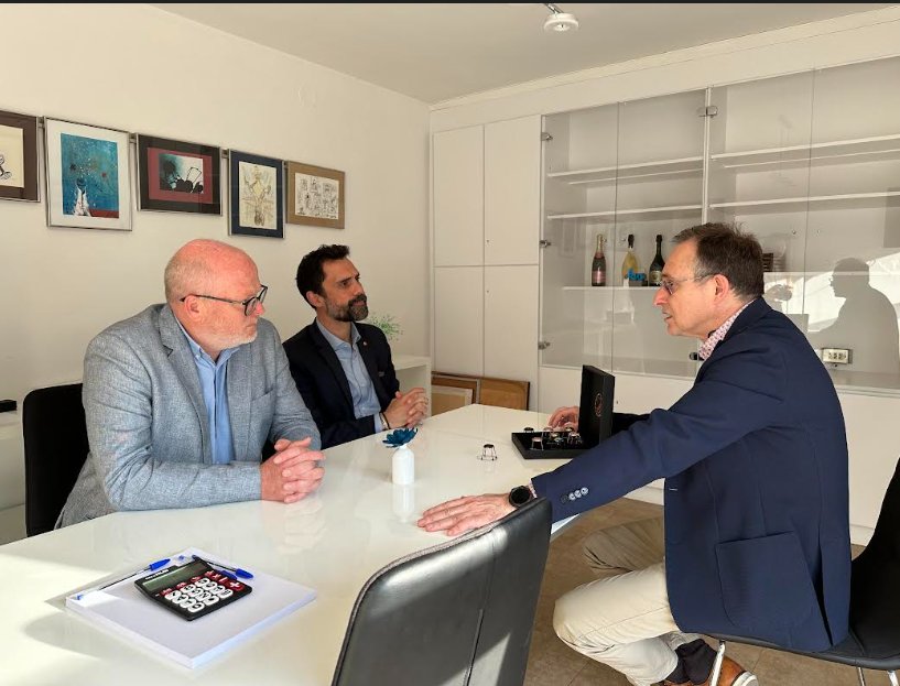 Pere Vernet es reuneix amb el conseller Roger Torrent i diferents empresaris de Sant Sadurní . ERC