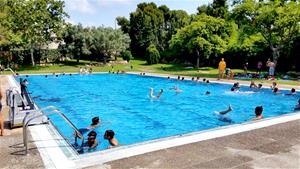 Piscina de Les Roquetes. Eix