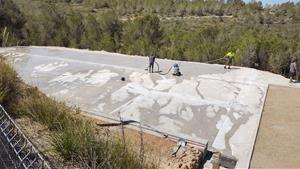 Pista poliesportiva de la urbanització de Plana Novella. Eix