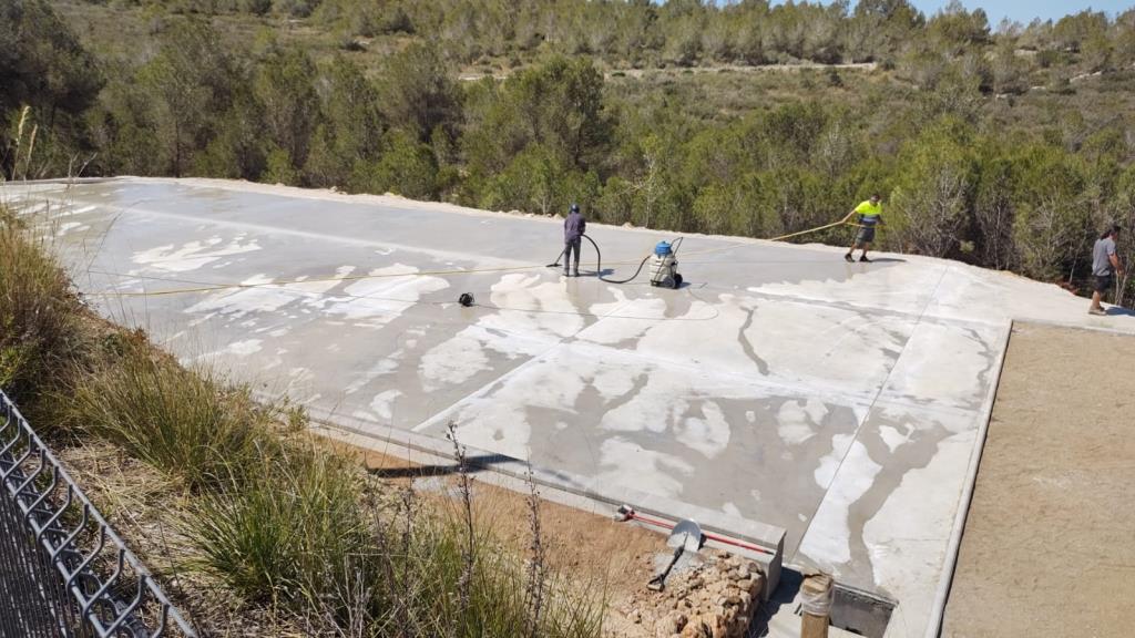 Pista poliesportiva de la urbanització de Plana Novella. Eix