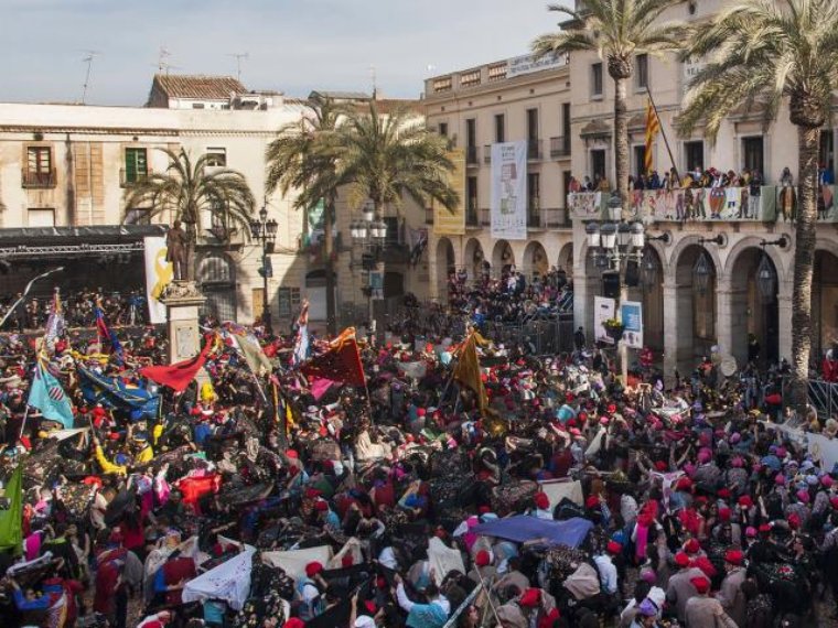 Polítics, esportistes i artistes, convidats al balcó de l'Ajuntament per veure les Comparses. Ajuntament de Vilanova