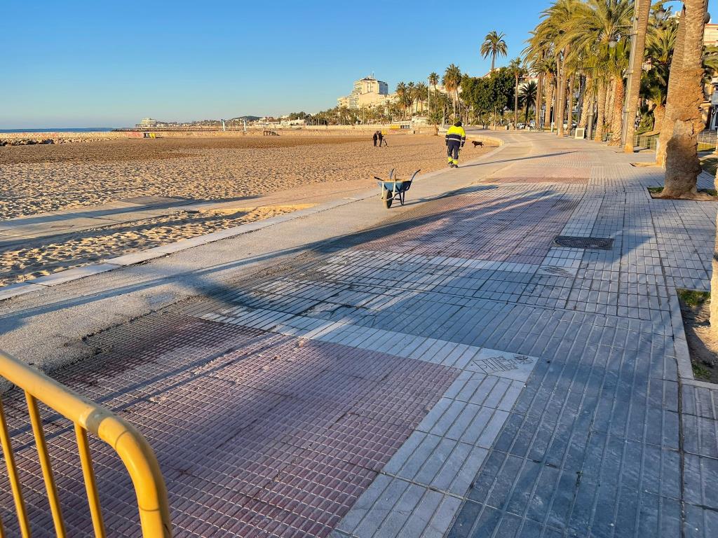 Posen paviment provisional a les obres de la canonada de la Fragata per garantir el pas de les rues de Sitges. Ajuntament de Sitges