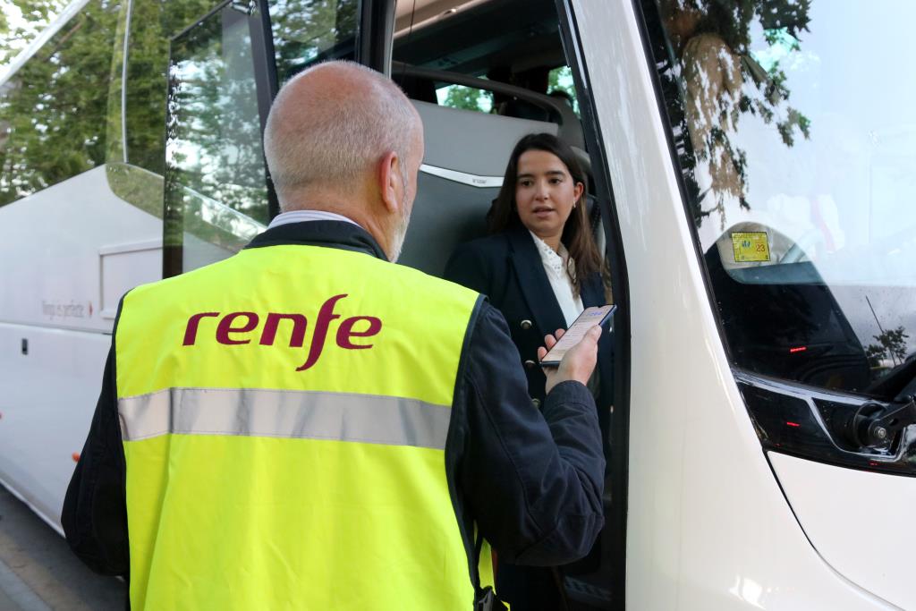 Primer dia de busos alternatius de Renfe a l’R2Sud. ACN