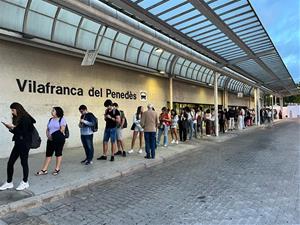 Prop de 150 persones protesten a Vilafranca per exigir millores al servei de bus que enllaça amb Barcelona
