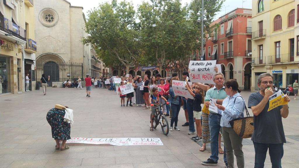 Prop de 150 persones protesten a Vilafranca per exigir millores al servei de bus que enllaça amb Barcelona. ACN