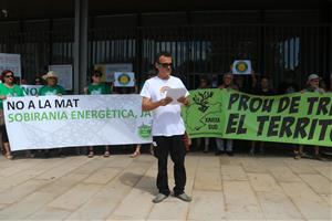 Prop d'un centenar de persones es concentren a Tarragona per exigir polítiques energètiques equilibrades al territori. ACN