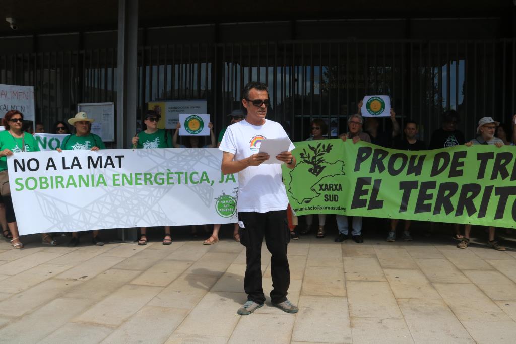 Prop d'un centenar de persones es concentren a Tarragona per exigir polítiques energètiques equilibrades al territori. ACN