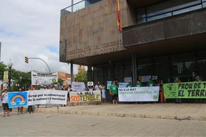 Prop d'un centenar de persones es concentren a Tarragona per exigir polítiques energètiques equilibrades al territori