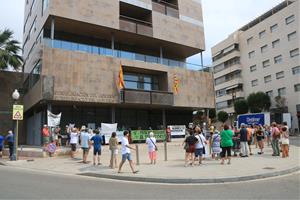 Prop d'un centenar de persones es concentren a Tarragona per exigir polítiques energètiques equilibrades al territori