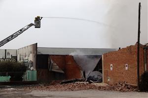 Protecció Civil activa el Plaseqcat per l'incendi sense ferits en la indústria de sabons d'Òdena. ACN