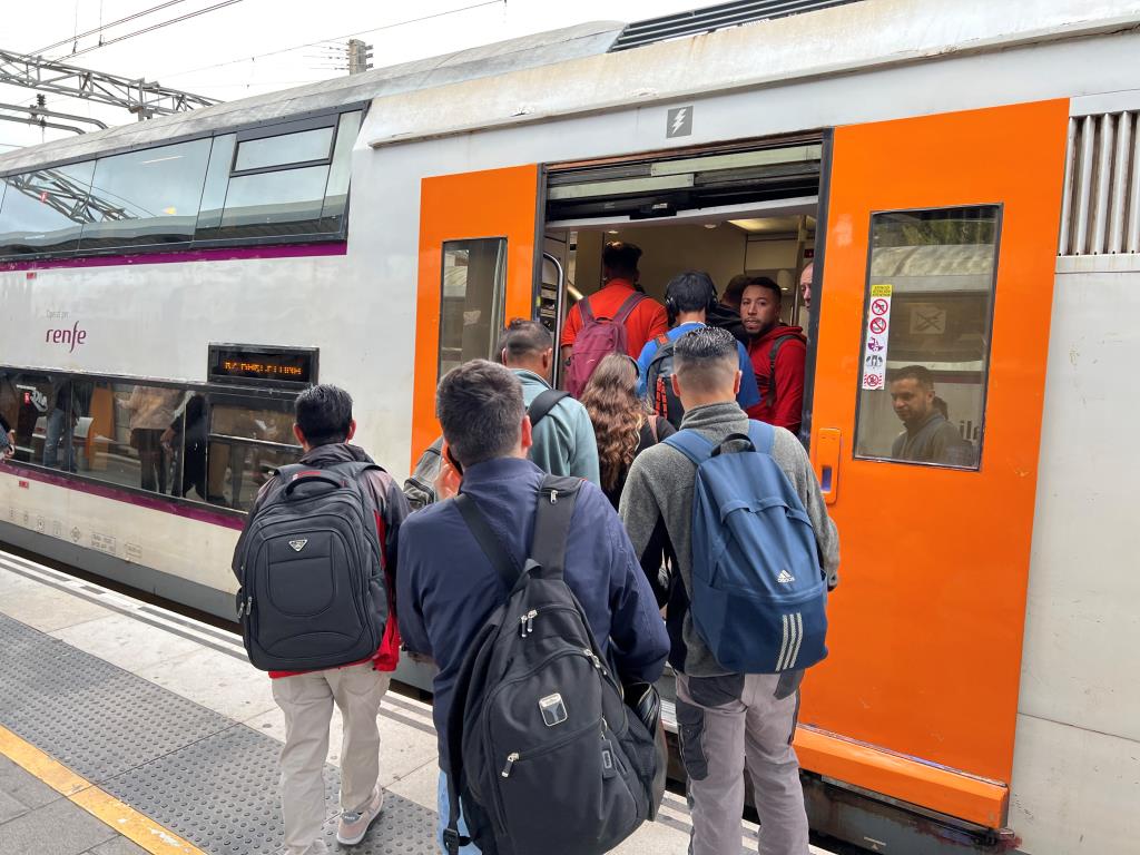 Prova de foc per l’R2 Sud en el primer dia feiner des de la normalització del servei. ACN