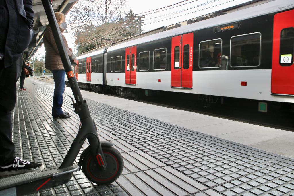 Pujar un patinet elèctric al transport públic comportarà sancions de fins a 200 euros a partir d'aquest dimecres. ACN