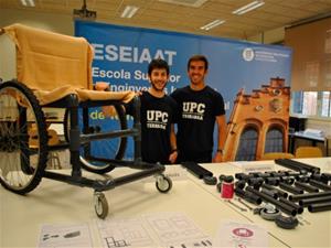 Quatre estudiants de la UPC de Vilanova fabriquen cadires de rodes de baix cost per a infants d'Uganda. UPC