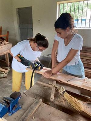 Quatre estudiants de la UPC de Vilanova fabriquen cadires de rodes de baix cost per a infants d'Uganda