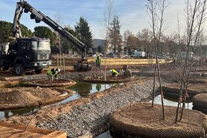 Recta final de les obres d'ampliació del Parc Central d'Igualada amb el polèmic llac artificial. ACN