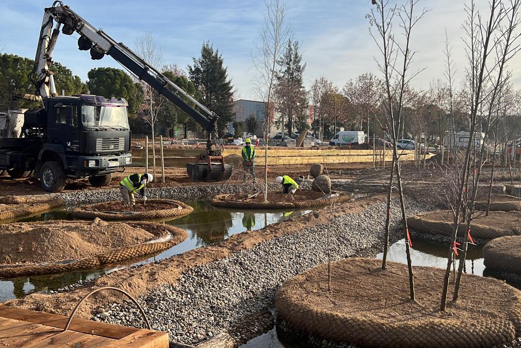 Recta final de les obres d'ampliació del Parc Central d'Igualada amb el polèmic llac artificial. ACN