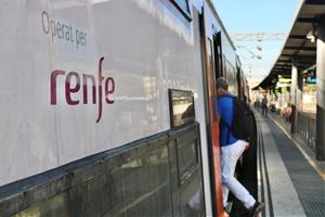 Renfe implementa un nou horari a l'R2 sud que incrementa en 13 minuts el temps de viatge a causa de l'avaria. ACN