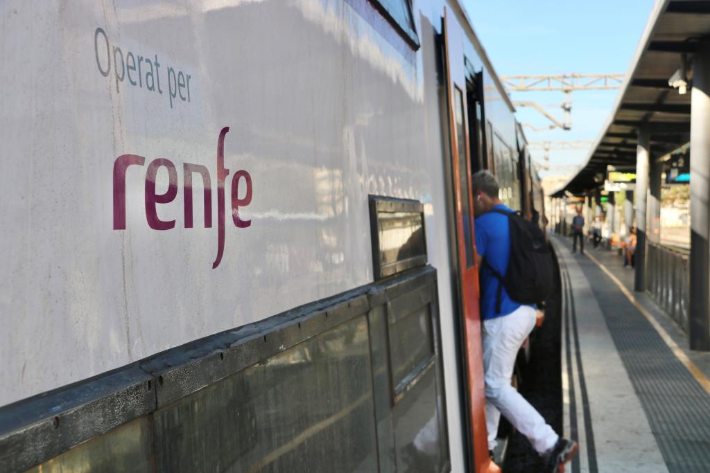 Renfe implementa un nou horari a l'R2 sud que incrementa en 13 minuts el temps de viatge a causa de l'avaria. ACN