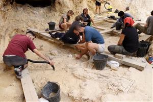 Resoldre les incògnites que envolten el crani de neandertal de l'Abric Romaní, repte de la nova campanya d'excavacions