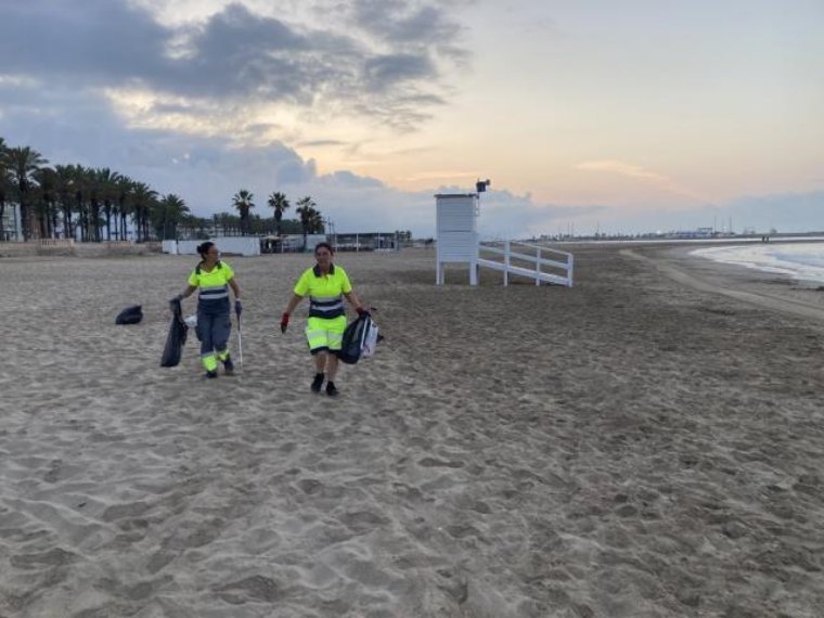 Revetlla de Sant Joan tranquil·la a les platges de Vilanova . Ajuntament de Vilanova