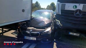 Roba un cotxe d'alta gamma a la Pineda, fuig a 200 km/h i s'encasta contra dos camions a l'AP-7 al Vendrell. Mossos d'Esquadra