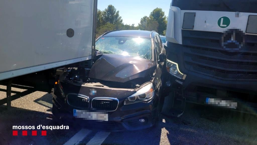 Roba un cotxe d'alta gamma a la Pineda, fuig a 200 km/h i s'encasta contra dos camions a l'AP-7 al Vendrell. Mossos d'Esquadra