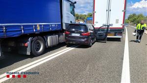 Roba un cotxe d'alta gamma a la Pineda, fuig a 200 km/h i s'encasta contra dos camions a l'AP-7 al Vendrell