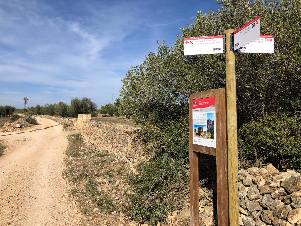 Santa Oliva ha rehabilitat i actualitzat la senyalització de les rutes d'ecoturisme . Ajuntament de Santa Oliva