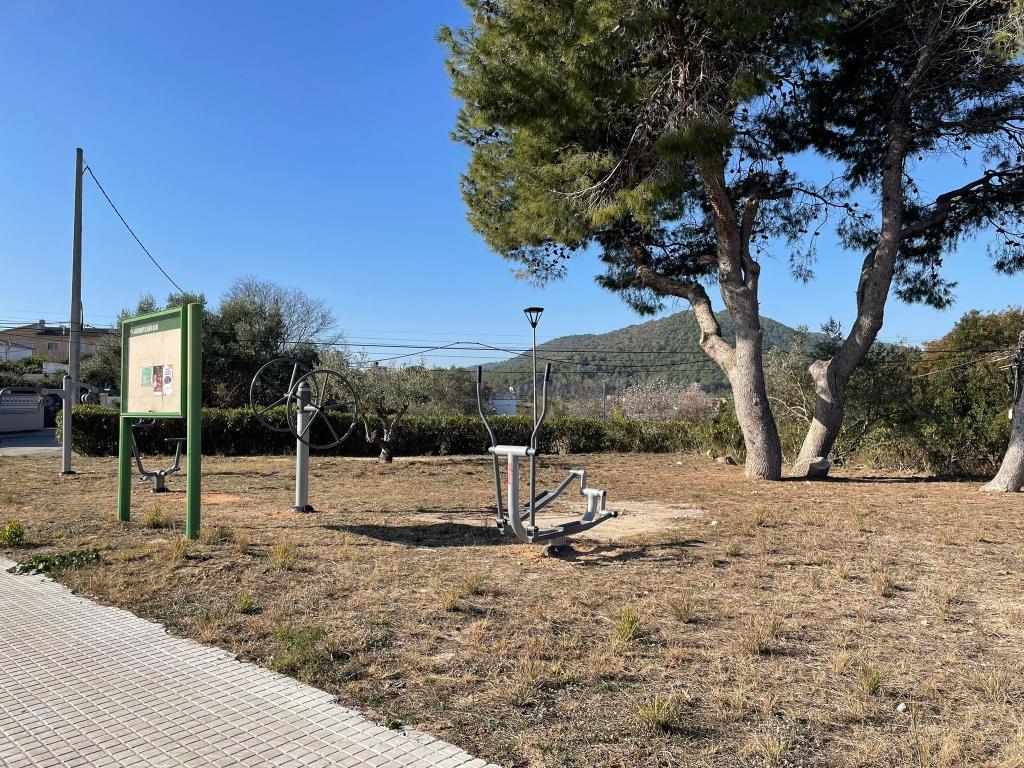 Santa Oliva instal.la un nou parc de salut al carrer del Pi. Ajuntament de Santa Oliva