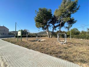 Santa Oliva instal.la un nou parc de salut al carrer del Pi