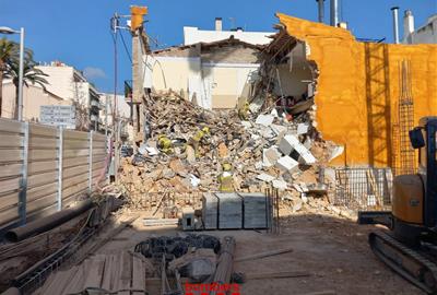 S'ensorra un immoble a l'avinguda Artur Carbonell de Sitges. Bombers