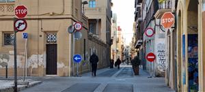 Senyals de circulació al carrer Jardi cantonada Vapor, divendres passat. Josep Maria Ràfols