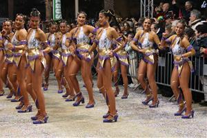 Sitges balla els últims compassos de Carnaval a la multitudinària rua de l’Extermini